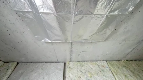 czy dawać folię pod wełnę na stropie betonowym