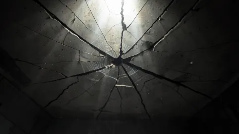 Czym wypełnić pęknięcia w stropie