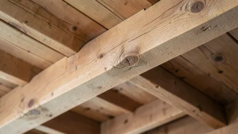 jakie drewno na strop drewniany