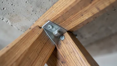 mocowanie schodów drewnianych do stropu